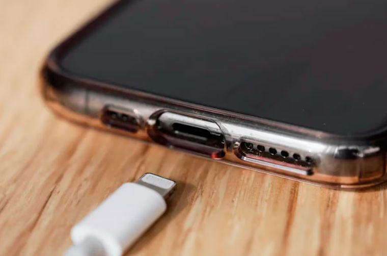 Cómo limpiar el puerto de carga del celular sin dañarlo: guía paso a paso