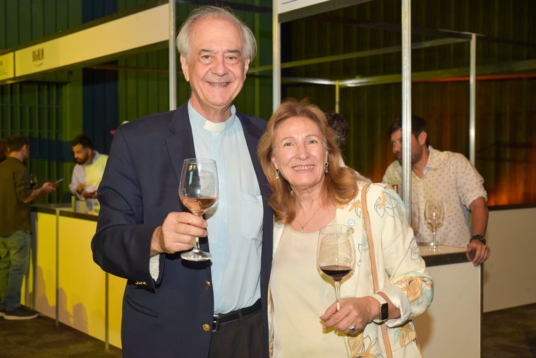 El Padre Marcelo Di Benedectis y la rectora de la UNCuyo, Esther Sánchez. El Padre Marcelo Di Benedectis y la rectora de la UNCuyo, Esther Sánchez.