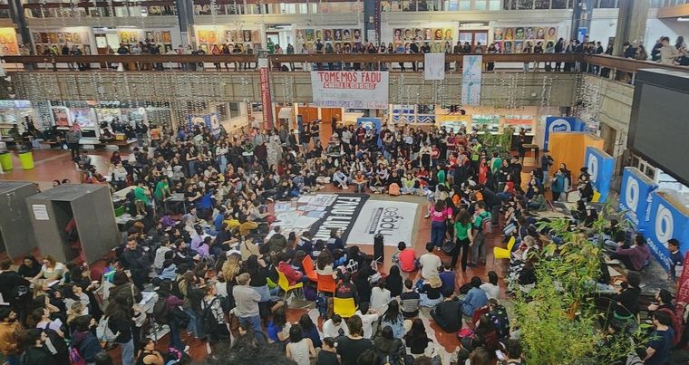 Asamblea autoconvocada por los alumnos de la UBA Foto: X @Litianesco