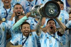 El Papu junto a Messi tras la consagración en Brasil Foto: FIFA El Papu junto a Messi tras la consagración en Brasil Foto: FIFA