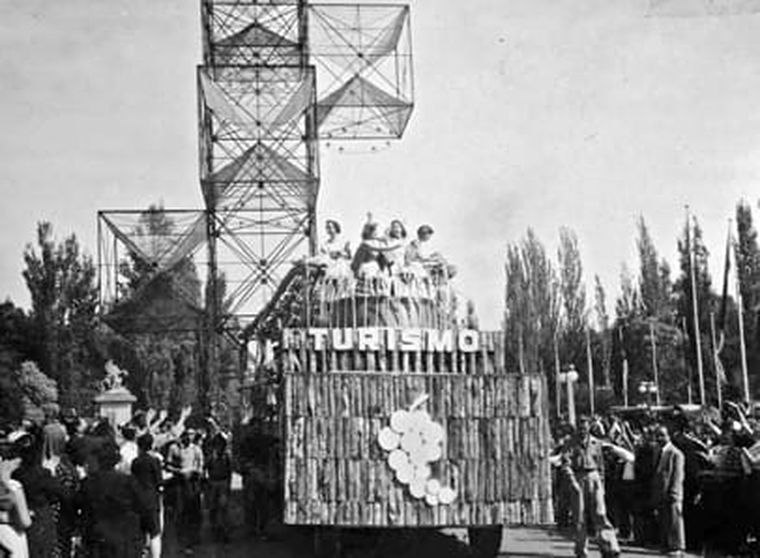 El carrusel de la Vendimia de 1954. El carrusel de la Vendimia de 1954.