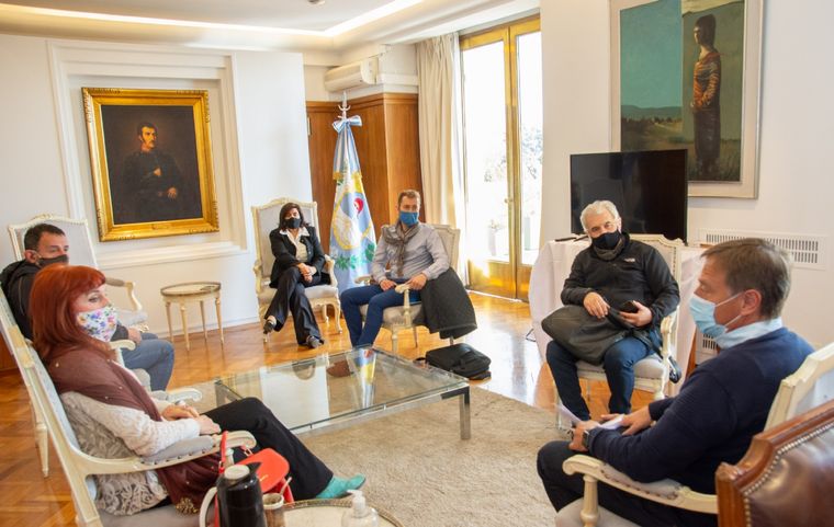 Rodolfo Suarez y Mariana Juri reunidos con directores de la Fiesta Nacional de la Vendimia.