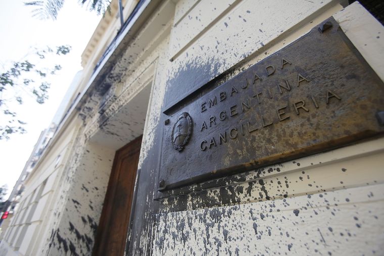 La Embajada Argentina fue vandalizada en Santiago de Chile Foto: Pura Noticia Chile