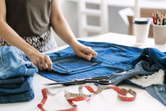 Muchas personas le dan una segunda oportunidad a la ropa vieja, reciclando las telas y creando prendas nuevas.