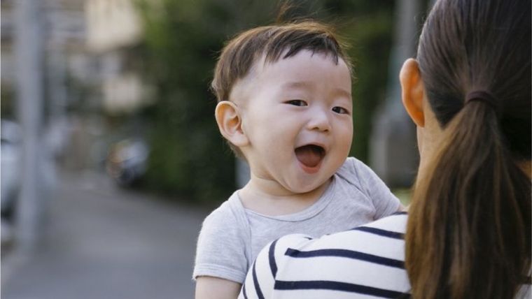 De acuerdo a los investigadoresa es más importante la cantidad de palabras que el niño que la calidad de las conversaciones. Foto: GETTY IMAGES