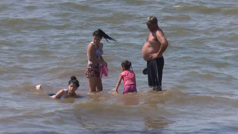 Recomiendan no tocar, bañarse y mucho menos tomar el agua del río de la Plata