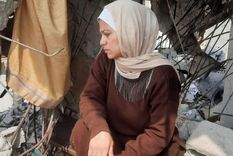 Imagen de Mona entre los escombros de su casa en la Ciudad de Gaza durante un cese el fuego anterior en enero de 2025.