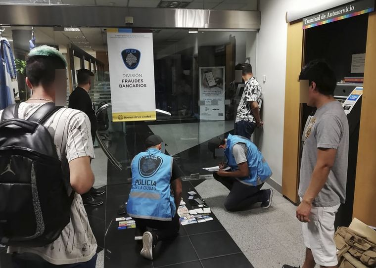 Los dos detenidos por clonar tarjetas. Foto: Télam