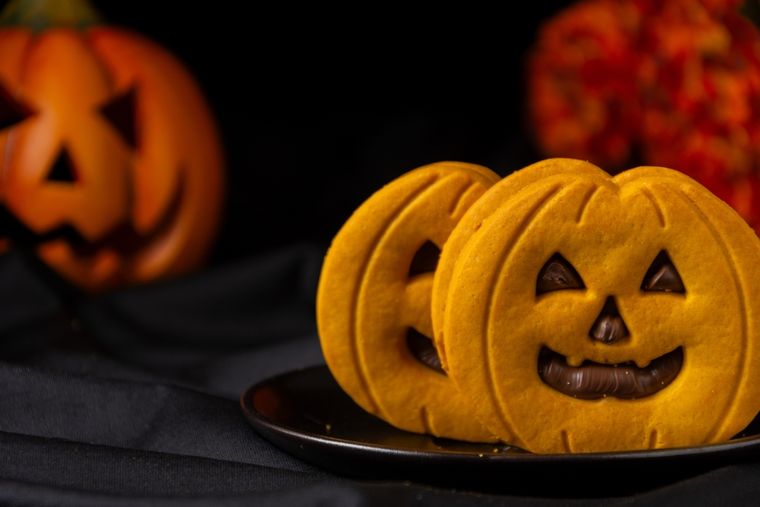 Esta receta de galletas sándwich en forma de calabazas es ideal para hacer con chicos: amasan, cortan y decoran sus propias cookies. Esta receta de galletas sándwich en forma de calabazas es ideal para hacer con chicos: amasan, cortan y decoran sus propias cookies.
