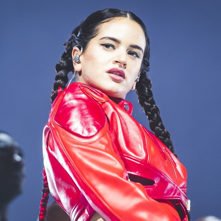 Rosalía fue captada junto al actor Jeremy Allen White en una divertida velada en Los Ángeles.