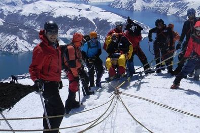 MDZol | El 2 de octubre de 2011, Gabriel y sus amigos lograron llegar a la cumbre del volcán Antuco, ubicado a unos 600 kilómetros al sur de la ciudad de Santiago. Foto: PROYECTO PANZER