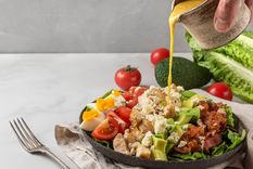 Ensalada cobb Una receta simple y en pocos pasos que te sorprendera. Foto: Shutterstock