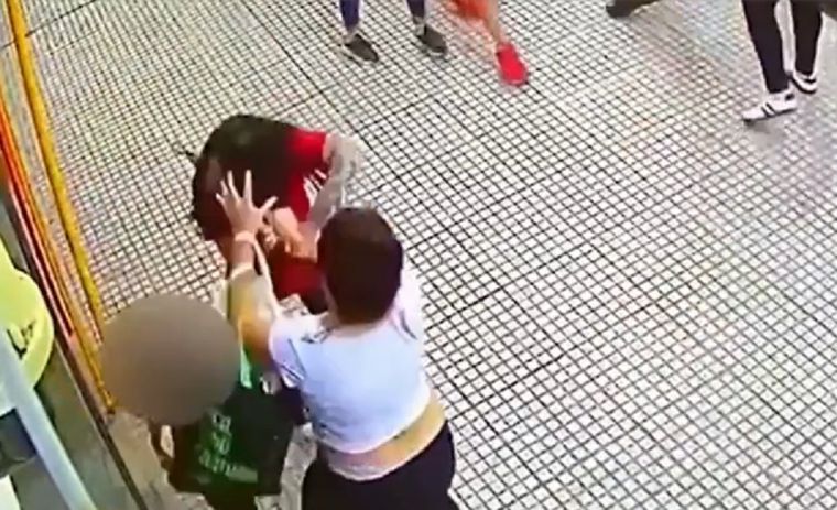 Una mujer mandó a su hijo a robar y terminó a las piñas con una empleada del cotillón Foto: Captura de video