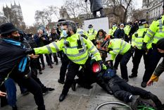 protestas en londres terminan con mas de una centena de detenidos