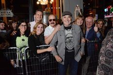 rebautizan mitica esquina de rosario en homenaje a serrat y fontanarrosa