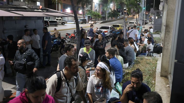 Familiares de presos políticos esperan afuera de El Helicoide luego del anuncio de la posible liberación de detenidos. Familiares de presos políticos esperan afuera de El Helicoide luego del anuncio de la posible liberación de detenidos.
