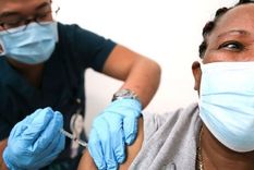 La vacunación es vista como uno de los pasos decisivos para terminar con la pandemia. Foto: GETTY IMAGES