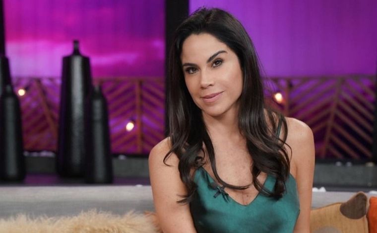 Paola Rojas conduciendo. Fuente: web