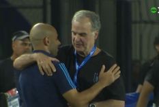 El abrazo entre Bielsa y Mascherano. Foto: Captura