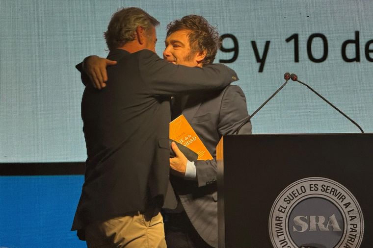 El presidente Javier Milei se dirigió a los dirigentes agropecuarios de la Sociedad Rural y les prometió la baja de retenciones si las condiciones acompañan. Foto: Presidencia