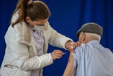 A pesar de los posibles efectos secundarios, los beneficios de la vacuna de AstraZeneca superan los riesgos. Foto: Getty Images