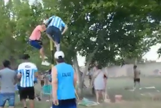 Hinchas increpan a jugadores de las inferiores Foto: Captura Video