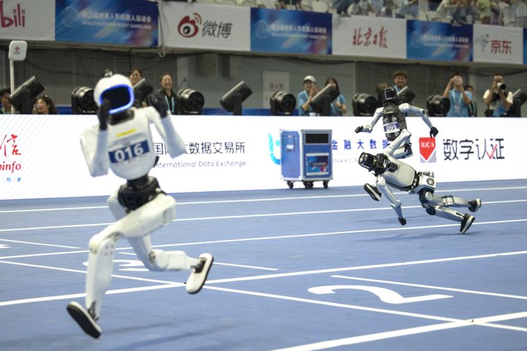 Los robots humanoides compiten en distintas disciplinas deportivas durante los Juegos que se desarrollan en Pekín.