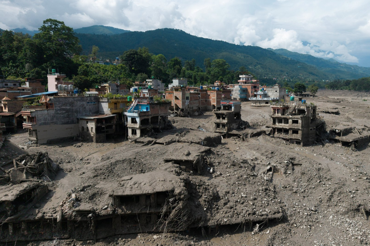 El barro cubrió decenas de viviendas en Trishuli, en el distrito de Nuwakot, Nepal.