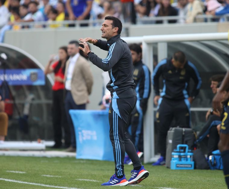 Scaloni confirmó que tiene el equipo pero no lo comunicó. Foto: EFE