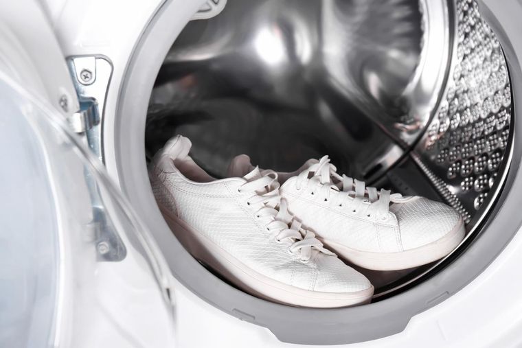 Truco práctico y efectivo: para lavar tus zapatillas en la lavadora y no dañarlas