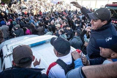 MDZol | Los efectivos policiales y del Servicio Penitenciario Provincial anunciaron que profundizarán la medida de fuerza que llevan adelante desde hace doce días Foto: Gentileza