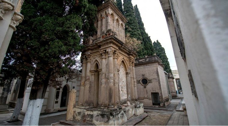 Camposanto Dicen que el animal aparece a la misma hora y se queda tieso, como si viera algo.