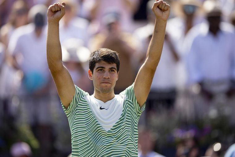 Alcaraz llega a Wimbledon como número 1 tras salir campeón en Queens Foto: EFE
