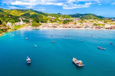 El pueblo de Garopaba se encuentra rodeado de playas amplias y morros verdes en Santa Catarina. El pueblo de Garopaba se encuentra rodeado de playas amplias y morros verdes en Santa Catarina.