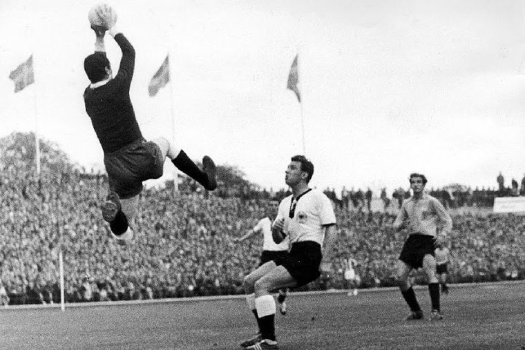 Amadeo atenaza la pelota en el duelo ante Alemania Federal.