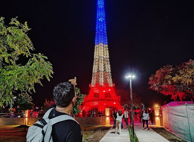 La réplica de la torre Eiffel fue inaugurada en la noche del lunes en la localidad cordobesa de Villa Parque Síquiman. Foto: Facebook Marcos Montoya
