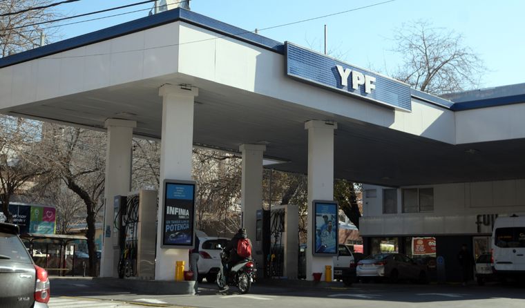 Echar nafta en YPF con descuento.