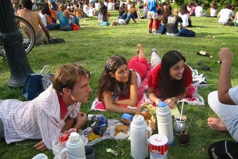 Los jóvenes universitarios están protagonizando un cambio en la forma de consumir yerba mate. Los jóvenes universitarios están protagonizando un cambio en la forma de consumir yerba mate.