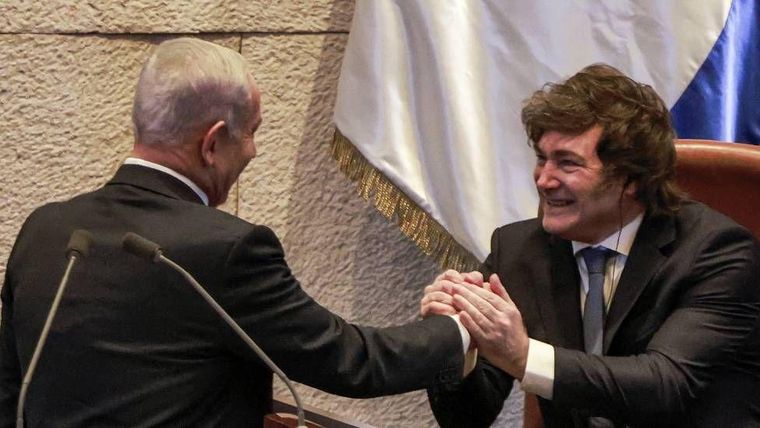 El presidente de Argentina, Javier Milei (der), junto al primer ministro israelí Benjamin Netanyahu durante la visita del mandatario argentino a Israel en junio. 