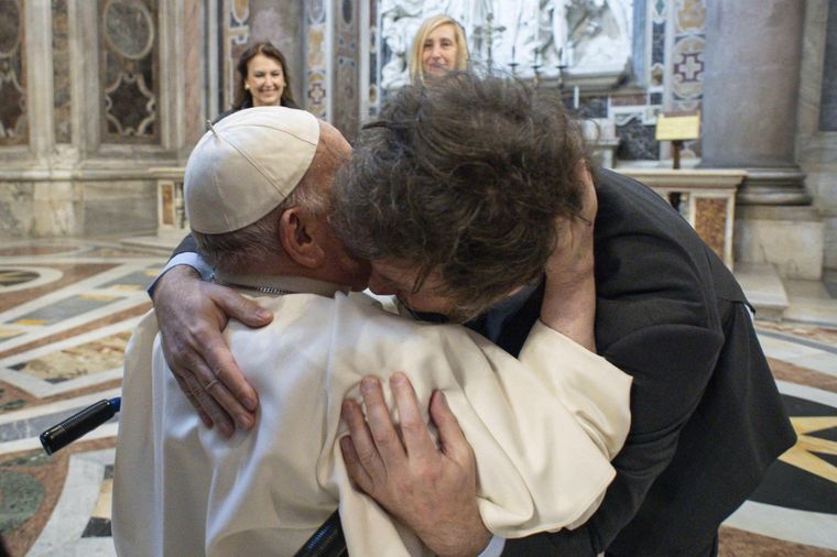 Javier Milei abraza a Francisco en la visita que el presidente hizo al Vaticano. Foto: EFE