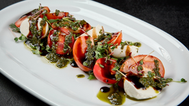 Delicia mediterránea: receta de ensalada caprese con pesto casero fácil. Delicia mediterránea: receta de ensalada caprese con pesto casero fácil.