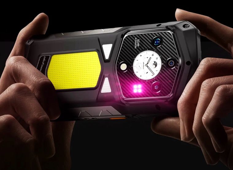 El panel trasero del Ulefone incluye tres linternas. El panel trasero del Ulefone incluye tres linternas.