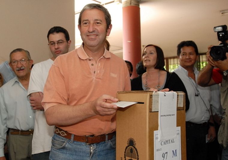 El gobernador Cobos, en el momento de emitir su voto Foto: Marcelo Ruiz / MDZ