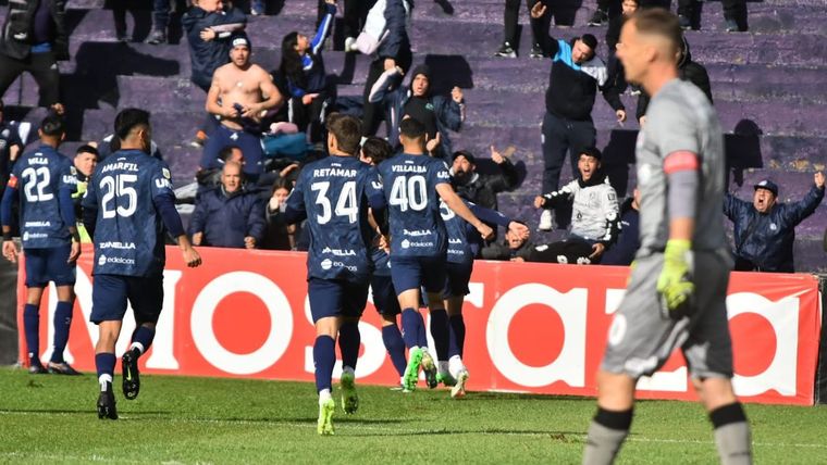 Independiente Rivadavia festeja el gol de Sartori ante Argentinos Juniors. La Lepra volvió a ganar y salió del fondo de la Zona A. 
