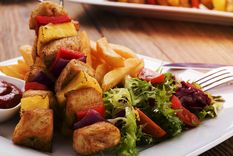 Brochetas de pollo y piña Una receta simple y deliciosa para hacer en minutos. Foto: Shutterstock