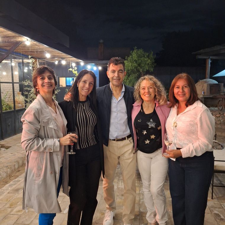 El Kinesiólog y docente Gustavo Paez Rubia junto a grupo de profesionales que fueron sus alumnas. El Kinesiólog y docente Gustavo Paez Rubia junto a grupo de profesionales que fueron sus alumnas.