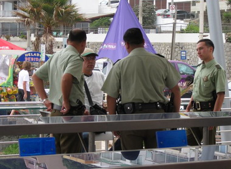 Gracias a un salvavidas, este hombre quedó detenido por los Carabineros.