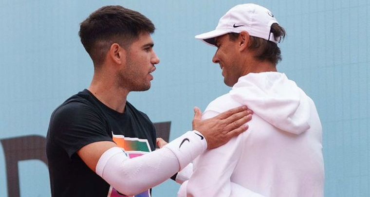 Alcaraz se saluda con Nadal en el Madrid Open. Foto: Madrid Open