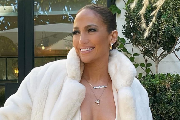 Jennifer Lopez sabe cómo lucir entre casa y fashion a la vez.  Foto: instagram: jlo