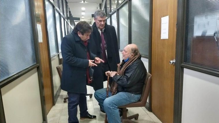 Frágil El imputado (derecha) padece varias dolencias y se cree que su salud está en riesgo.